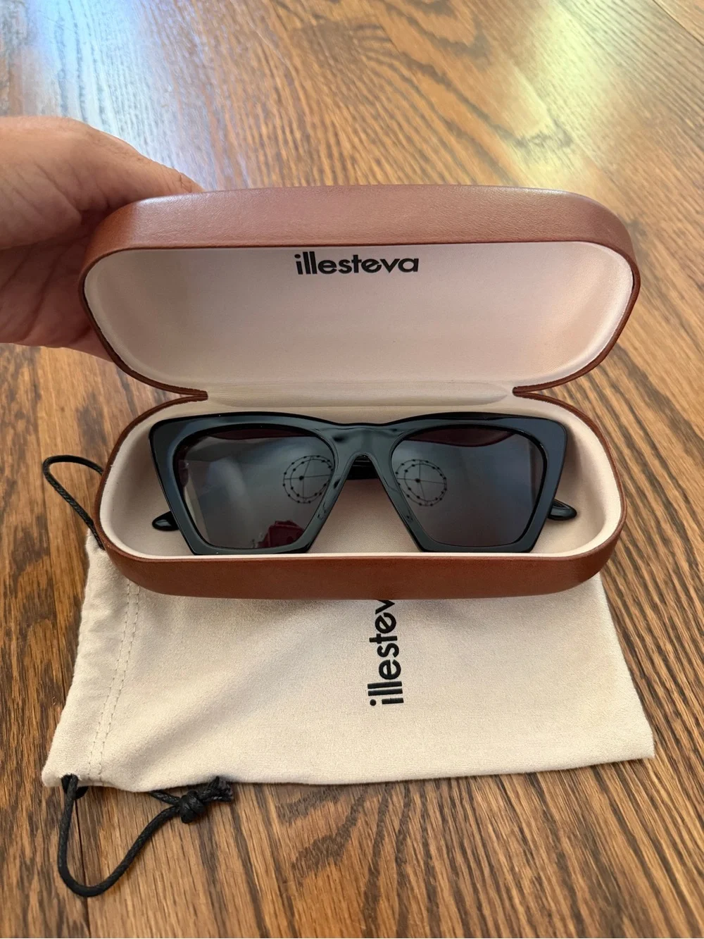 illesteva Black Lisbon sunglasses, NWT